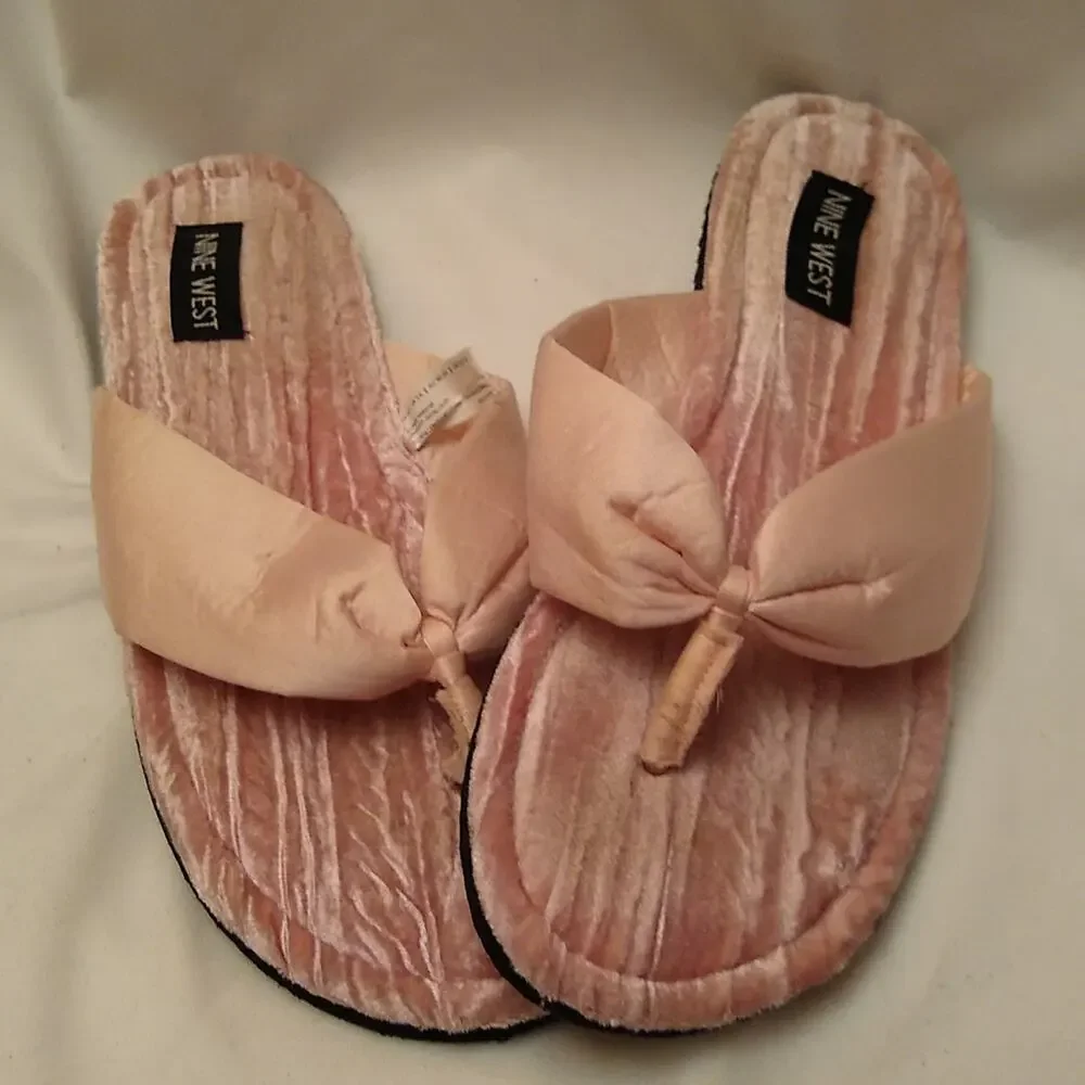 Nine west women's size 7/8 felt and satin thongs.